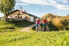 E-bike-cyclists at the Huberalm in the Kitzbüheler Alpen 