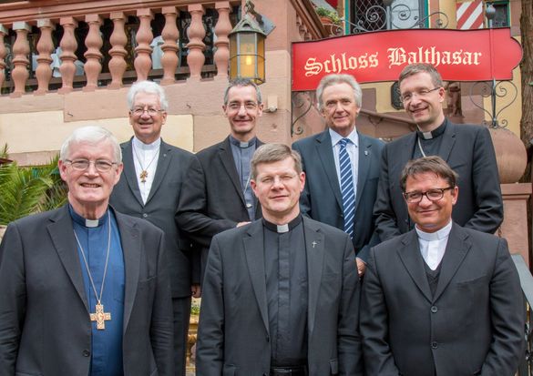 1. Reihe (v.l.n.r.): Jean-Pierre Grallet (Erzbischof von Straßburg), Stephan Burger (Erzbischof von Freiburg), Dr. Felix Gmür (B