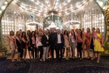 v.l.: Arne Henne, Michael Mack und Dr. Nikolaus Förster umgeben von 24 Schönheiten, die an der Wahl zur Miss EM 2016 teilnahmen.