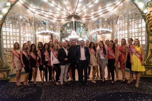 v.l.: Arne Henne, Michael Mack und Dr. Nikolaus Förster umgeben von 24 Schönheiten, die an der Wahl zur Miss EM 2016 teilnahmen. v.l.: Arne Henne, Michael Mack und Dr. Nikolaus Förster umgeben von 24 Schönheiten, die an der Wahl zur Miss EM 2016 teilnahmen.