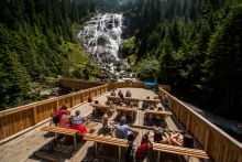 Gesundheitsplattfrom vor dem Grawa Wasserfall im Stubaital