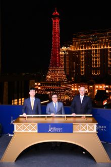 Dr. Wilfred Wong, President of Sands China Ltd., Grant Chum, Chief of Staff, Sands China Ltd. (Left) and Mark McWhinnie, Senior 