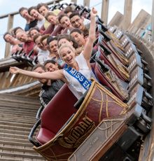 Arna Ýr Jónsdóttir liebt den Fahrtwind in der Holzachterbahn „WODAN – Timburcoaster“