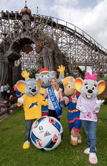 Miss EM mit Ed Euromaus und seinen Freunden vor der Holzachterbahn „WODAN – Timburcoaster“ im Isländischen Themenbereich 