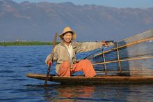 The leg-rowing technique used by Inle Lake’s fishermen 