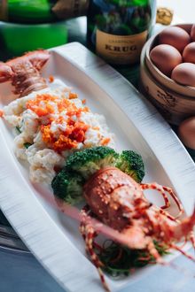 Yan Toh Heen - KRUG + EGG - Wok-fried Lobster with Crabmeat Roe & Fresh Milk