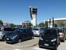 Am Flughafen angekommen wünschen sich Reisende einen günstigen und komfortablen Transfer zur Unterkunft.