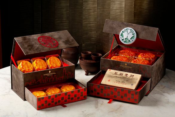 Yan Toh Heen Homemade Moon Cake Selection in Exquisite New Gift Boxes Yan Toh Heen Homemade Moon Cake Selection in Exquisite New Gift Boxes