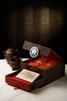 Yan Toh Heen Limited Edition Moon Cake Gift Set with Lotus Seed & Double Salty Egg Yolk Moon Cakes & Bu Lang Centennial Pu Er Te