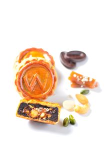 Milk chocolate roasted caramelized five nuts & sea salt