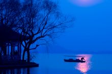 The autumn moon over the UNESCO World Heritage West Lake. 