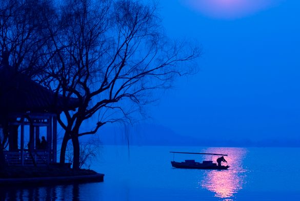 The autumn moon over the UNESCO World Heritage West Lake. 
