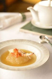 Yan Toh Heen Chef Lau's Braised Imperial Bird's Nest with Whole Crab Claw and Crabmeat Roe 