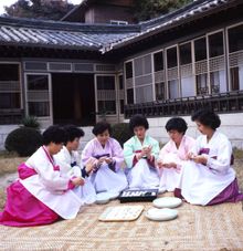 Making Korean rice cakes