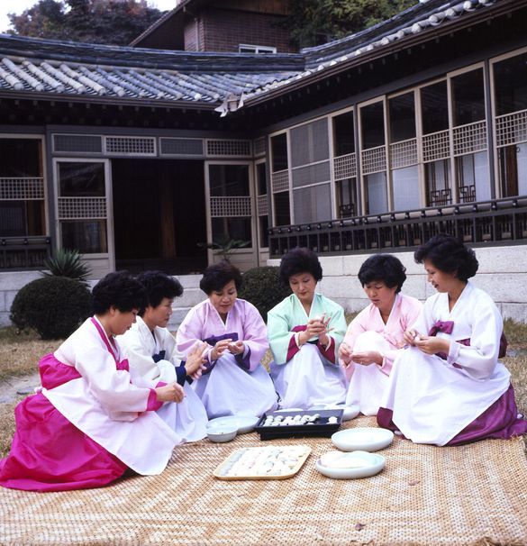 Making Korean rice cakes