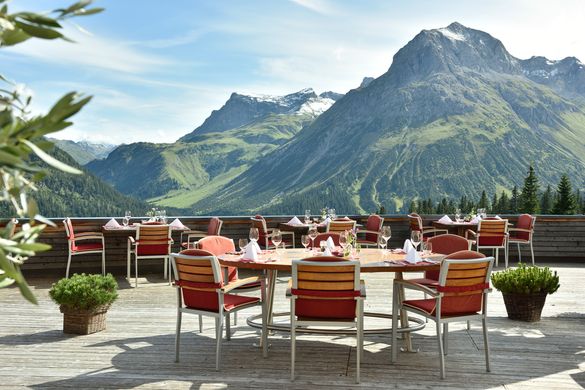 Herrliche Sonnenterasse mit Blick auf die Berge