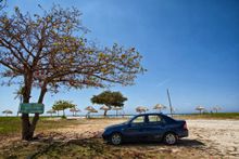 Der Mietwagen als mobiles Hotel mit Meerblick - so in etwa hatte sich der umbauwillige Fahrer seinen Urlaub vorgestellt.