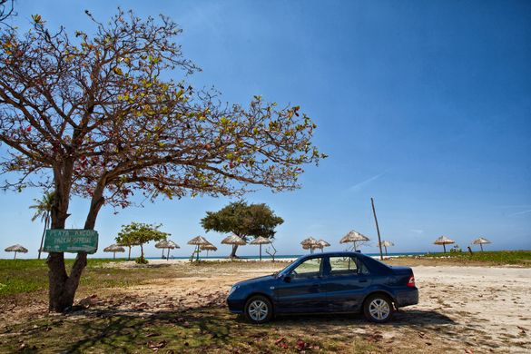 Der Mietwagen als mobiles Hotel mit Meerblick - so in etwa hatte sich der umbauwillige Fahrer seinen Urlaub vorgestellt.