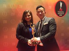 Jas Egalon - Worldhotels’ Regional Director of Sales, Asia and James Koh – Worldhotels Director, Hotel Development APAC receivin