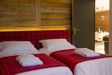 Chalet Deux Chevaux - ensuite twin/king bedroom