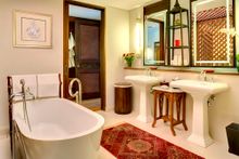 Des Indes III - Guest bedroom bathroom features