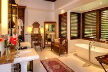 Des Indes III - Master bedroom bathroom