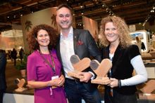 Steffen Waldmann, stellvertretender Direktor Logis des Europa-Park Hotel Resorts, nimmt die „Sunny Heart Awards“ entgegen. (Bildquelle: Thomas Cook)