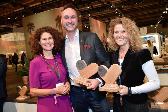 Steffen Waldmann, stellvertretender Direktor Logis des Europa-Park Hotel Resorts, nimmt die „Sunny Heart Awards“ entgegen. (Bildquelle: Thomas Cook) Steffen Waldmann, stellvertretender Direktor Logis des Europa-Park Hotel Resorts, nimmt die „Sunny Heart Awards“ entgegen. (Bildquelle: Thomas Cook)