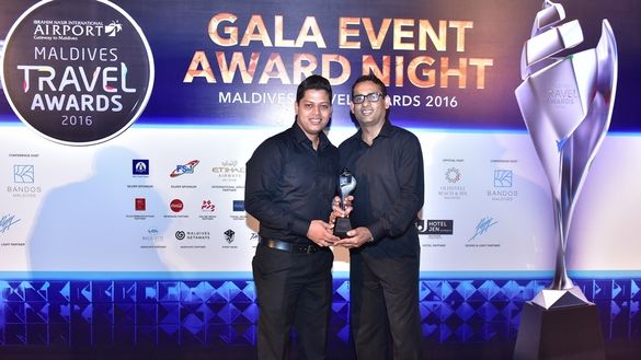 (from left to right) Mr. Roshan Madurawala, Country Manager at Ace Aviation Services Maldives, GSA of SriLankan Airlines and Mr. Sujeewa Rodrigo, Area Manager Maldives at SriLankan Airlines, with the award