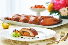 Crispy Suckling Pig stuffed with Glutinous Rice 乳猪糯米猪饭