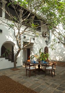 Ambassador's House - Courtyard breakfast