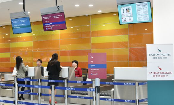 Neue Check-in Schalter von Cathay Pacific am Hafen in Shenzhen