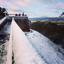 Snow on Mount Ainslie by @threemillsbakery 