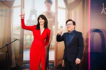 圖片說明：金沙中國有限公司總裁王英偉博士與法國女演員、導演兼澳門巴黎人大使蘇菲瑪索身處澳門巴黎人巴黎鐵塔，在「蘇菲瑪索共慶浪漫時刻　只在澳門巴黎人」活動上祝酒。