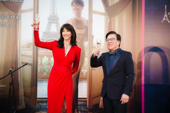 Photo caption: Renowned French actress, director and The Parisian Macao ambassador Sophie Marceau and Dr. Wilfred Wong, President of Sands China Ltd. toast at ‘A Spontaneous Celebration with Sophie Marceau’ at The Parisian Macao’s Eiffel Tower.