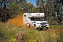 Am Stand von Karawane Reisen können Camping-Interessierte einen Apollo Adventure Camper begutachten.