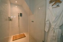 Sett Cottage - downstairs shower room 