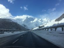 Mit dem Auto in die Berge: So wird der Winterurlaub komfortabel und entspannt.