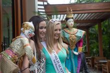 Miss World Australia 2016 and the four runners up experiencing Thainess in Hua Hin