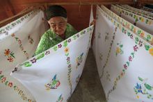 Ko Klang is a Muslim community where the people enjoy a simple and natural life engaging in coastal fishing, Sang Yot rice farming, producing miniature Hua Thong boats, and making Pateh textiles. 