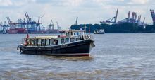 MS JACOB vor Hamburger Hafen