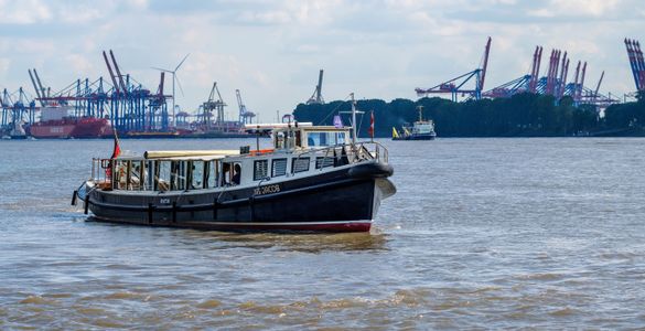 MS JACOB vor Hamburger Hafen