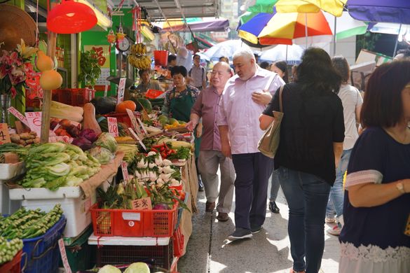 Chef Bombana and Chef Chan touring Hong Kong's wet market