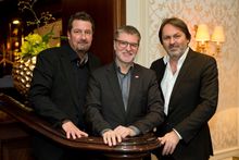 v.l.n.r.: Carsten Burgmann (Direktor Vertrieb Anex Tour), Pedro Turbany (Vorstand AER Kooperation AG), Hakan Bakar (Geschäftsführer Anex Tour) 