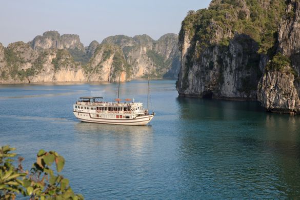 Tonkin Cruises on Halong Bay Tonkin Cruises on Halong Bay