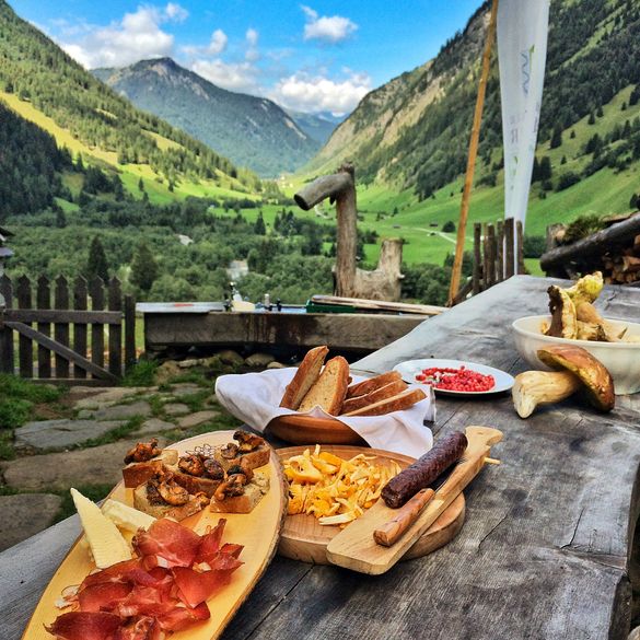 Regionale Jause auf Helgas Alm