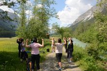 Therapeutische Übungen während der Gesundheitswanderung