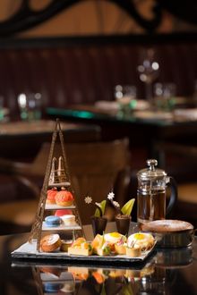 圖片說明：澳門巴黎人提供地道法國味道的「巴黎人法式餐廳」將推出兩款下午茶套餐，為餐廳經典的法式傳統美食再添亮點，當中包括完美誘人的法式下午茶套餐以及舉世聞名的法式薄餅（Galette）配以清新爽口的蘋果酒。火速預訂，前來一嚐正宗法式美味！