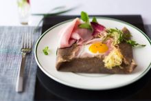 圖片說明：澳門巴黎人提供地道法國味道的「巴黎人法式餐廳」將推出兩款下午茶套餐，為餐廳經典的法式傳統美食再添亮點，當中包括完美誘人的法式下午茶套餐以及舉世聞名的法式薄餅（Galette）配以清新爽口的蘋果酒。火速預訂，前來一嚐正宗法式美味！