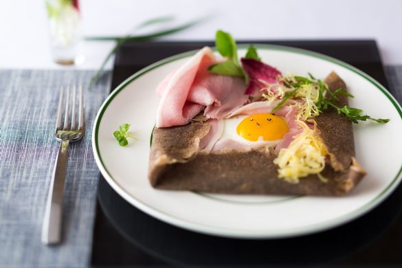 圖片說明：澳門巴黎人提供地道法國味道的「巴黎人法式餐廳」將推出兩款下午茶套餐，為餐廳經典的法式傳統美食再添亮點，當中包括完美誘人的法式下午茶套餐以及舉世聞名的法式薄餅（Galette）配以清新爽口的蘋果酒。火速預訂，前來一嚐正宗法式美味！